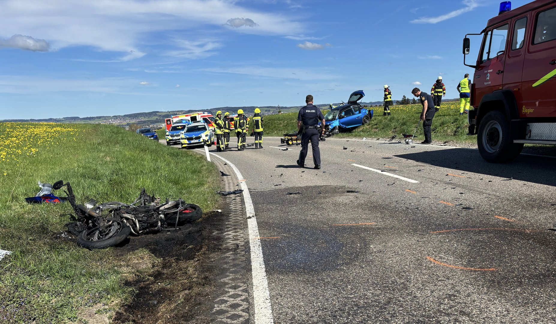 Frontalcrash bei Wiggensbach (Oberallgäu) – Motorrad brennt aus, Fahrer schwer verletzt