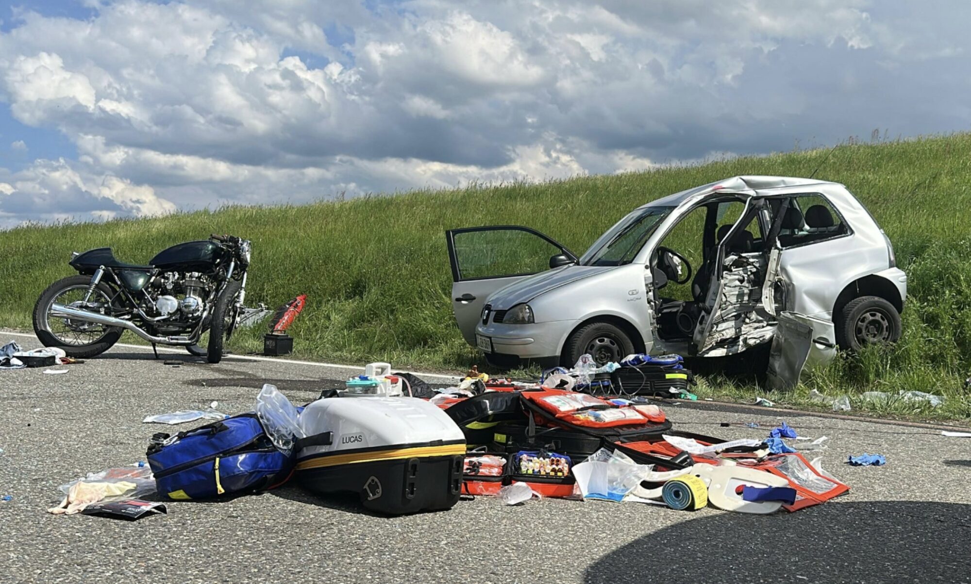 Schwerer Verkehrsunfall auf der B12 bei Hergatz im Landkreis Lindau: Zwei lebensgefährlich Verletzte