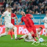 Strittige Schiedsrichterentscheidung leitet Niederlage des FC Augsburg gegen Bayern ein