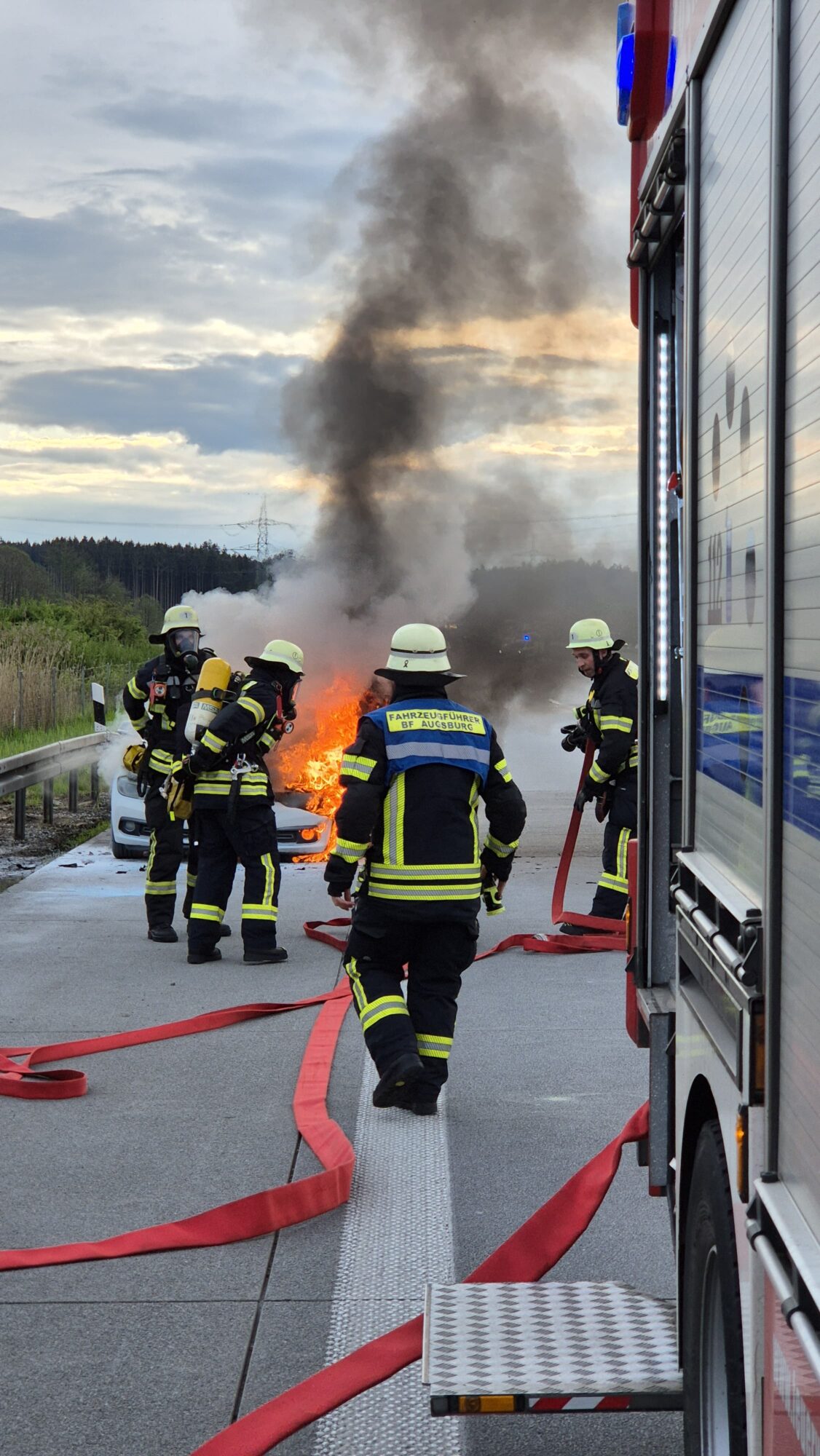 Pkw-Brand Auf Der A8 Bei Augsburg Sorgt Für Verkehrsbehinderungen