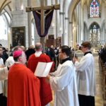 Karfreitag im Augsburger Dom | Weihbischof Losinger ruft zum Bekenntnis zum Kreuz auf