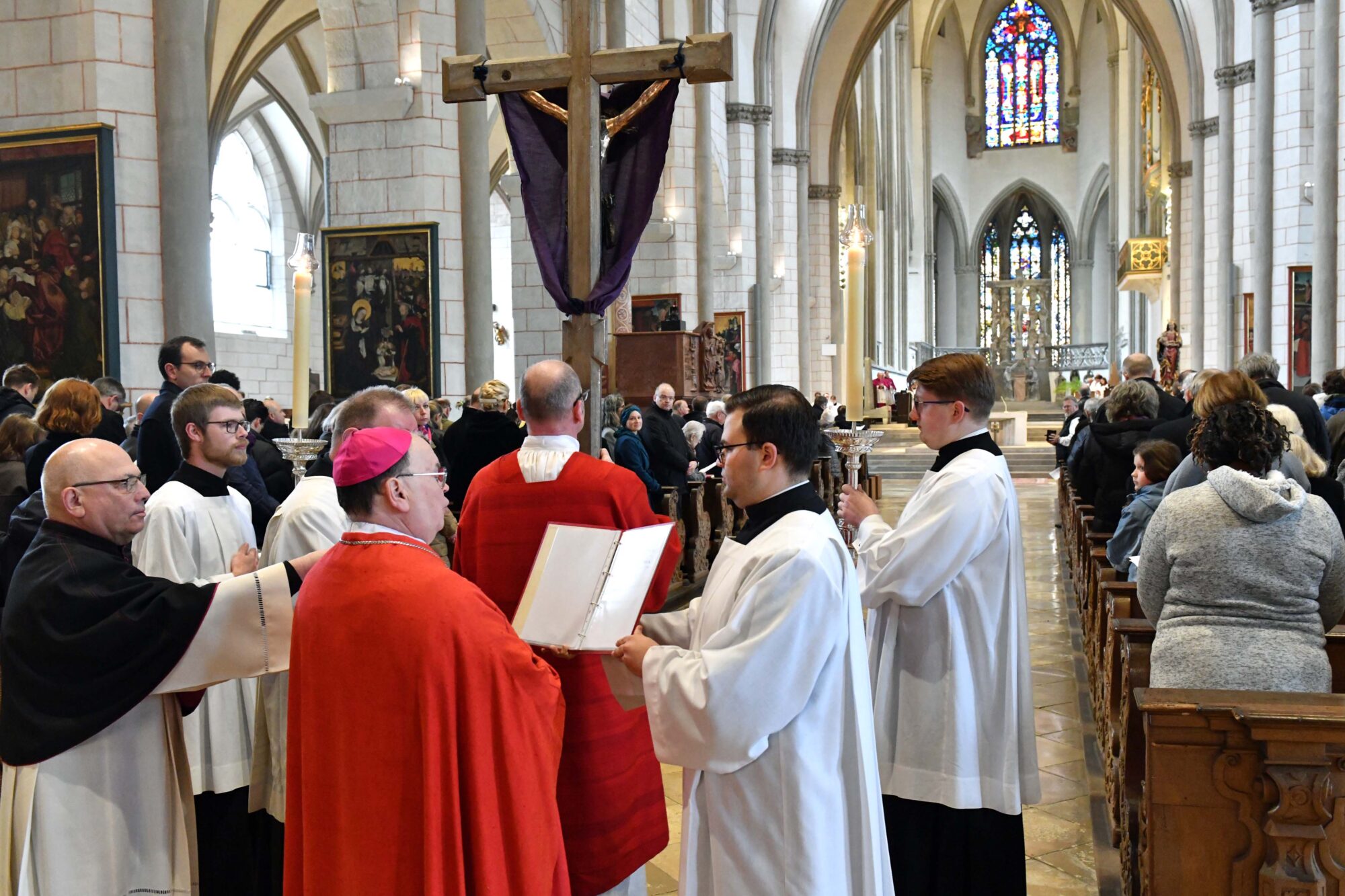 Karfreitag im Augsburger Dom | Weihbischof Losinger ruft zum Bekenntnis zum Kreuz auf