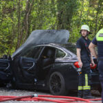 Wald- und Böschungsbrand am Kuhsee: Zündeleien von Jugendlichen setzen geparkten BMW in Brand