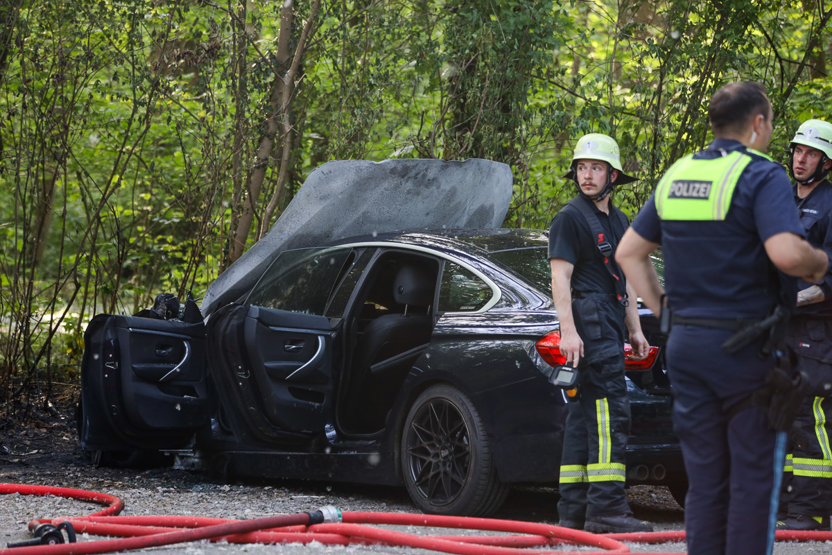 Wald- und Böschungsbrand am Kuhsee: Zündeleien von Jugendlichen setzen geparkten BMW in Brand