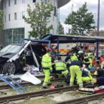 Auto rast in Bushaltestelle in München – Sieben Verletzte, drei davon schwer