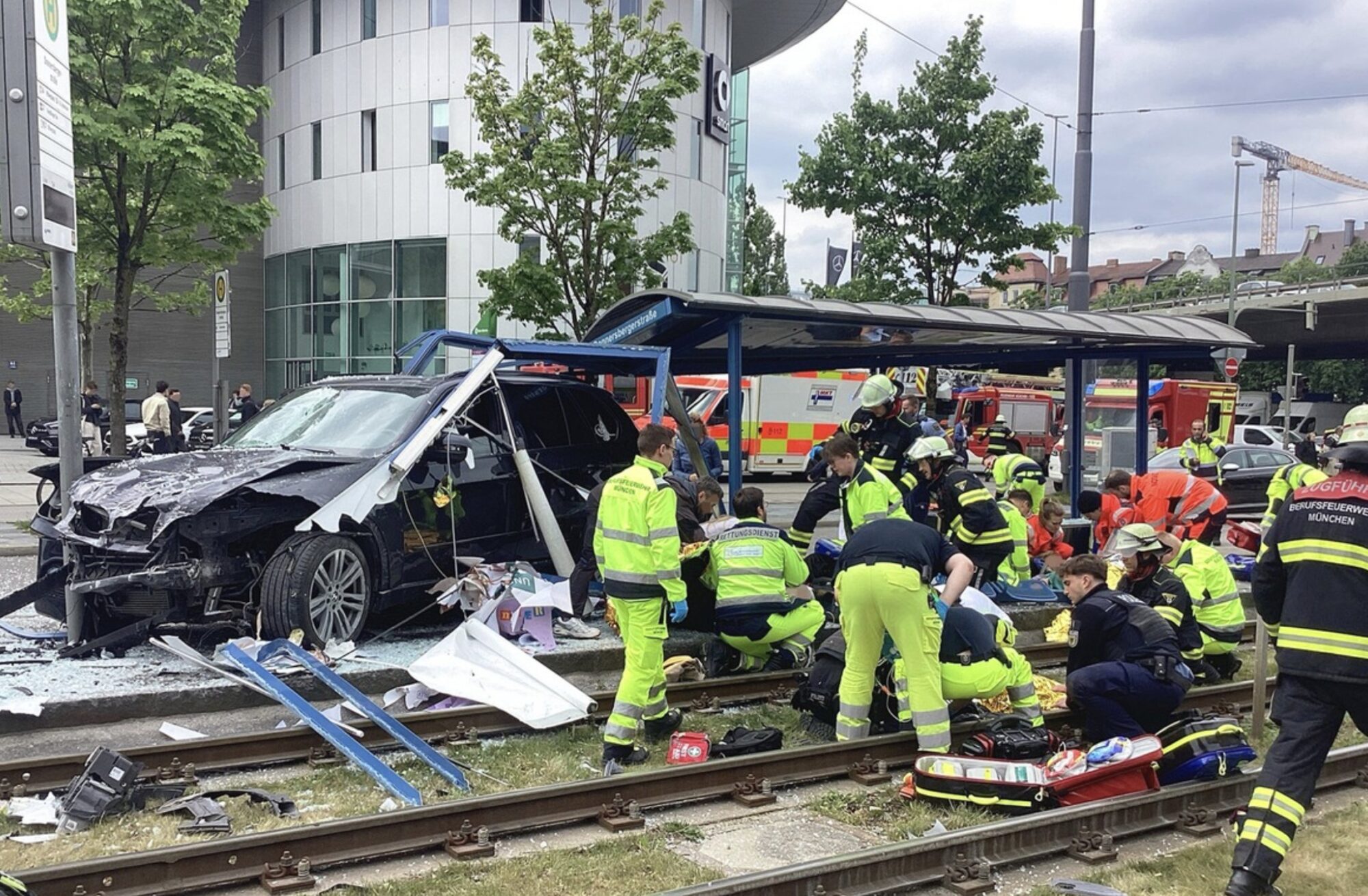 Auto rast in Bushaltestelle in München – Sieben Verletzte, drei davon schwer