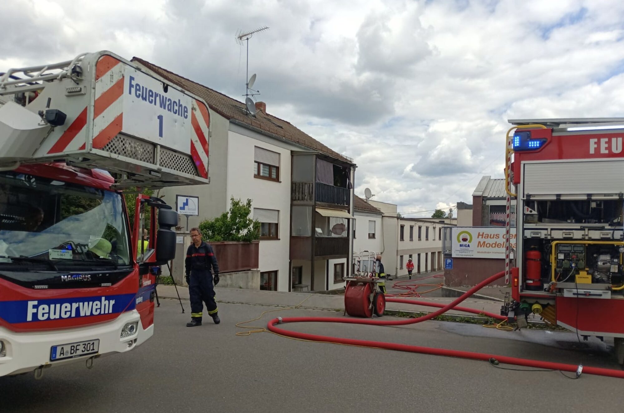 Augsburg | Brand in Schreinerei in Lechhausen – Großeinsatz der Feuerwehr