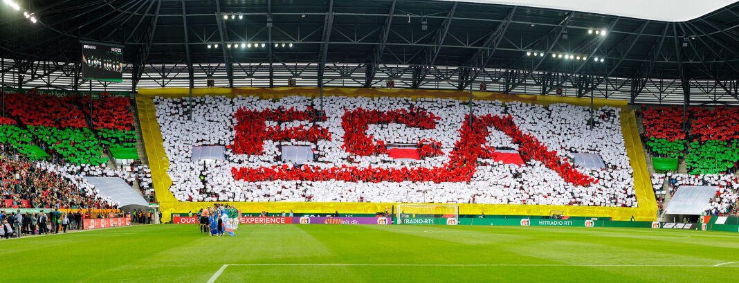 Fußball, Herren, Bundesliga, FC Augsburg vs. Holstein Kiel : Chorografie der Fans von Team (FC Augsburg)