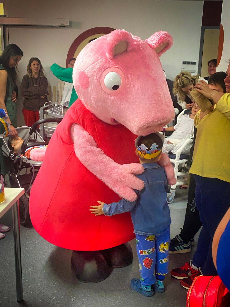 Besonderer Besuch im Schwäbischen Kinderkrebszentrum Augsburg – LEGOLAND bringt Farbe in den Klinikalltag