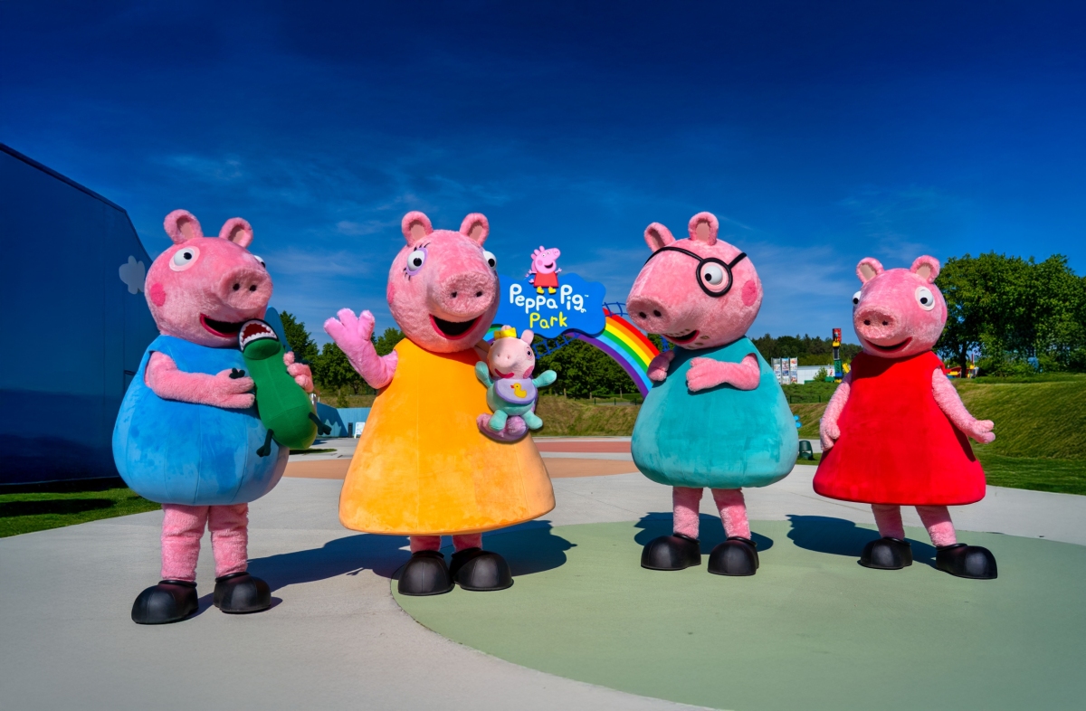 Gewinnspiel | Peppa Pig Park feiert ersten Geburtstag und ein kleines Schweinchen – Wir verlosen Familienausflüge