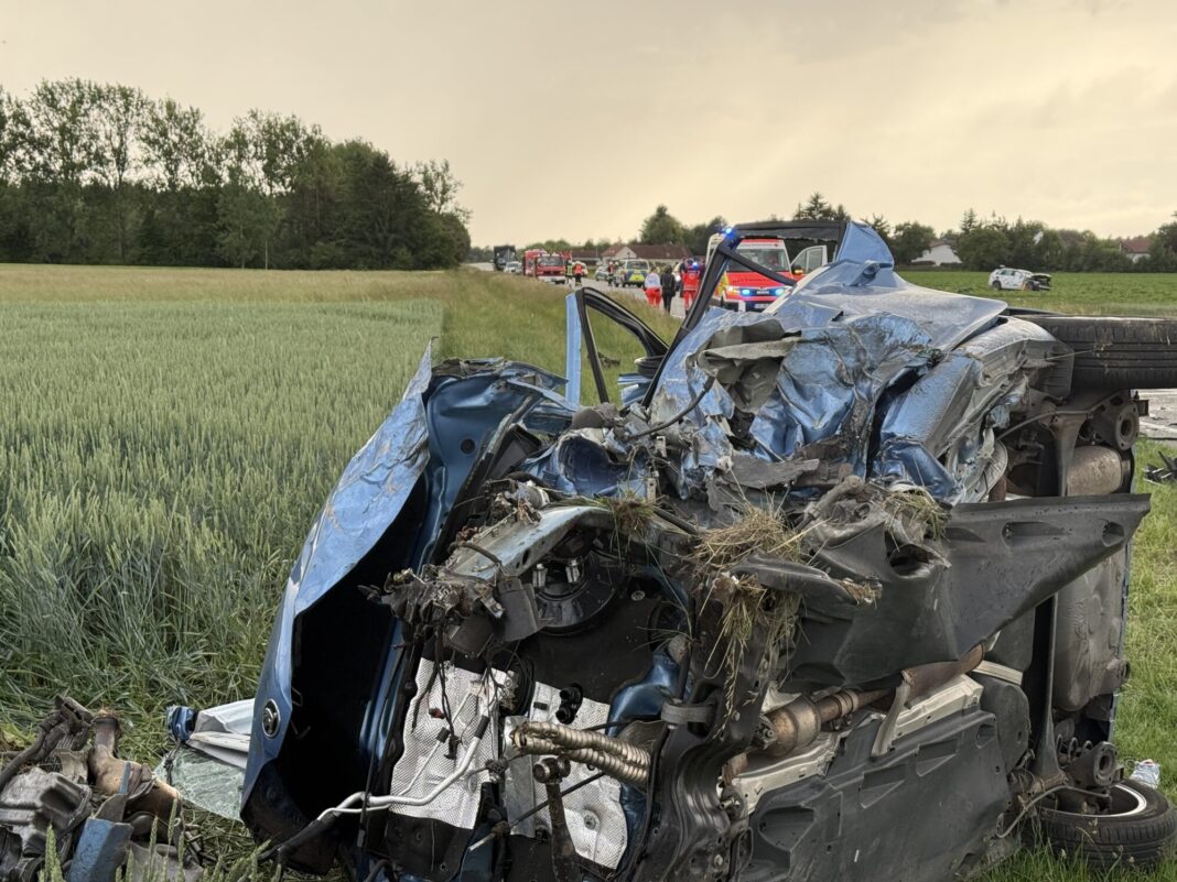 Der Tod kam mit dem Überholvorgang: Unschuldige lässt ihr Leben! - Zwei weitere Personen mittelschwer verletzt - Insgesamt drei Fahrzeuge beteiligt - Unfallverursacher schleudert in Fahrertür von Corsa und anschließend rund 150 Meter mit Überschlag in Feld - Skoda kommt seitlich in Feld zum Liegen - Front bis nach Vorderachse eingedrückt - Staatsanwaltschaft bestellt Sachverständigen für unfallanalytisches Gutachten - Entstandener Sachschaden noch nicht bekannt