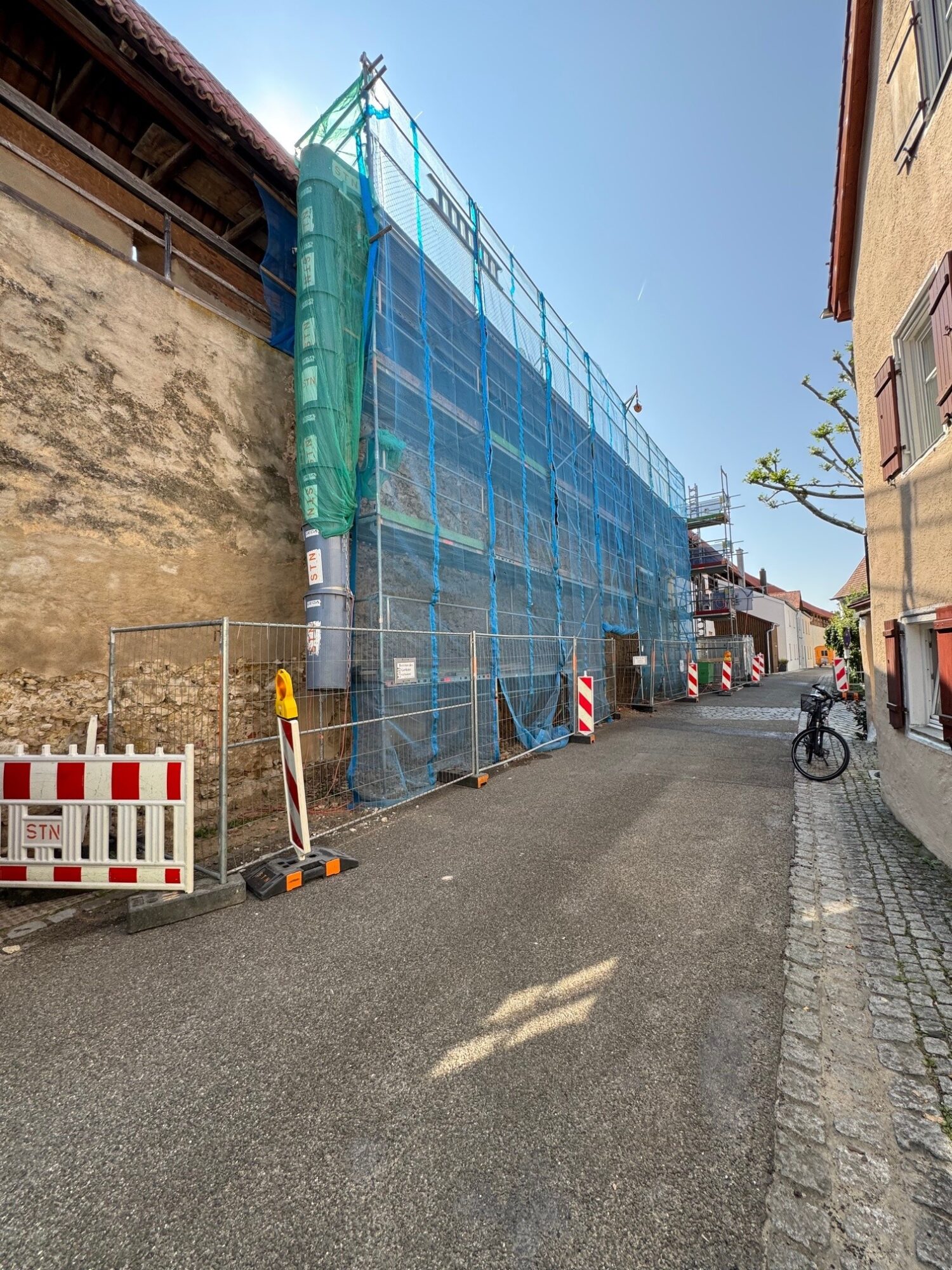 Temporäre Sperrung des Stadtmauerrundgangs in Nördlingen wegen Sanierungsarbeiten