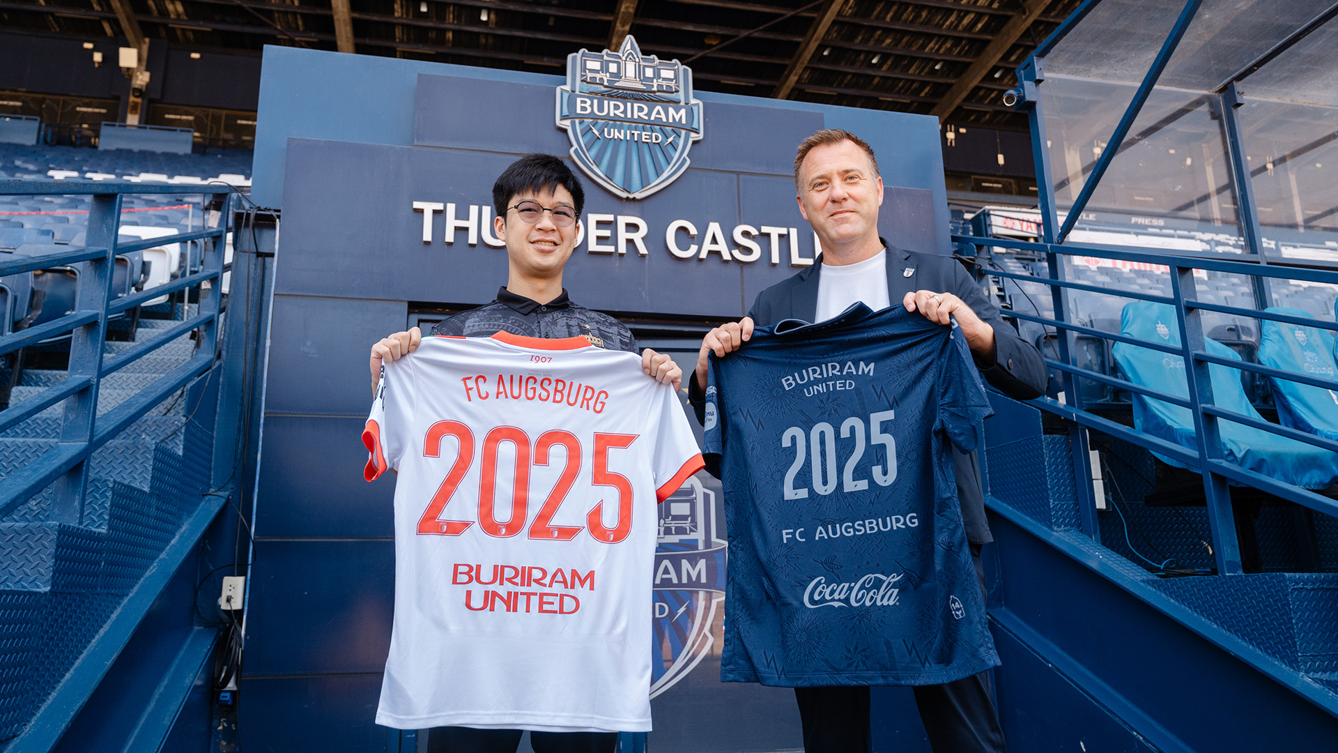 FC Augsburg bindet Torwarttalent Lubik langfristig – Kooperation mit Buriram United soll Nachwuchsförderung stärken