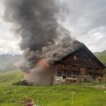 Alpe Fuchsschelpen bei Balderschwang durch Blitzschlag niedergebrannt – 150 Einsatzkräfte im Einsatz