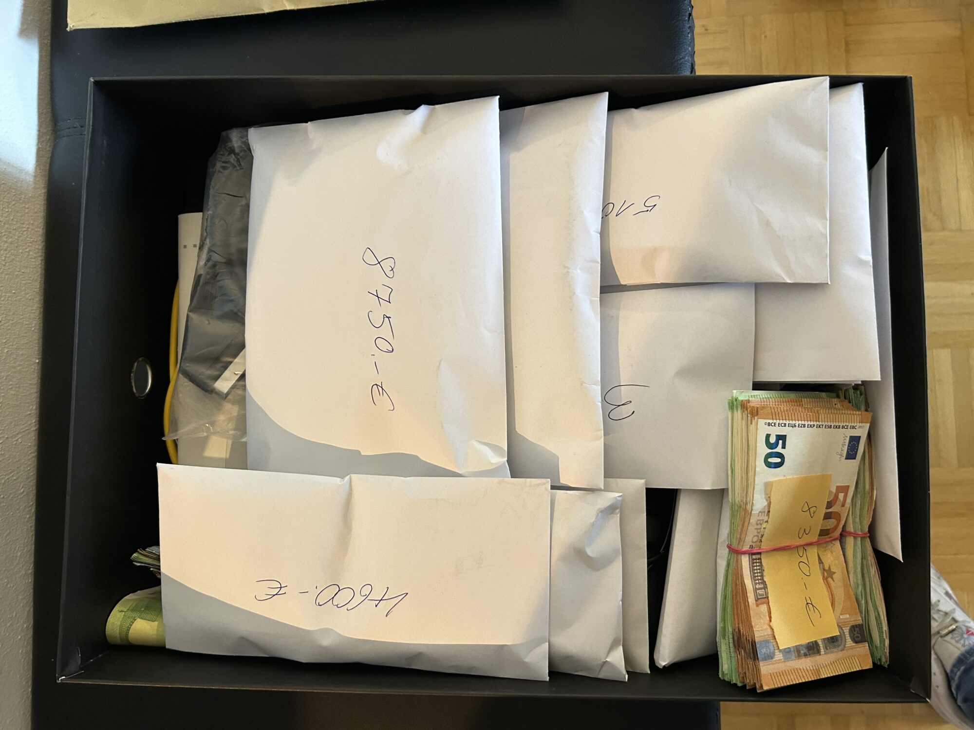 Schwarzgeld im Schuhkarton – Zoll findet 165.000 Euro bei Durchsuchung in Ingolstadt
