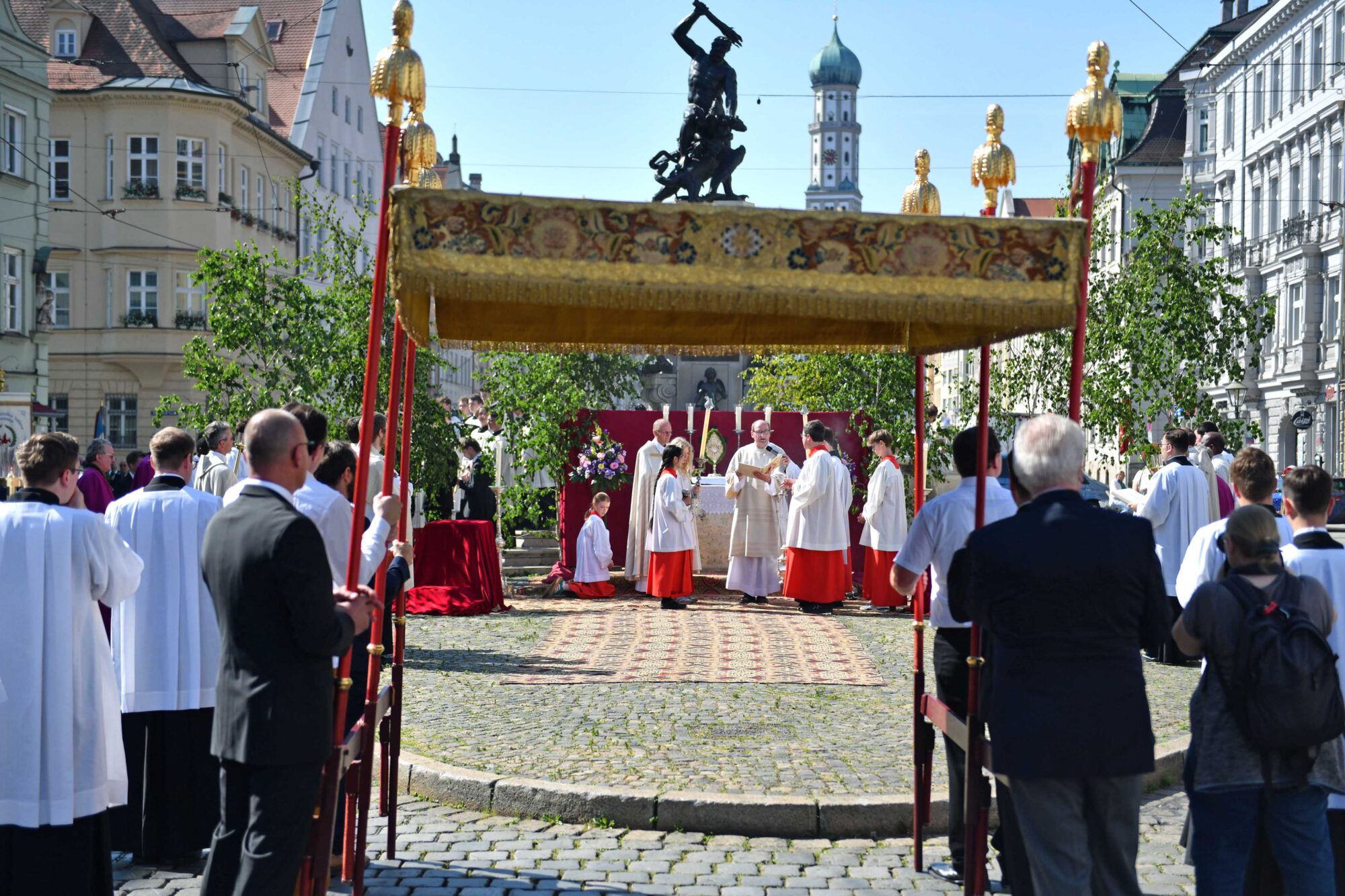 Fronleichnam in Augsburg | Mit Blumen, Musik und Glauben auf die Straßen
