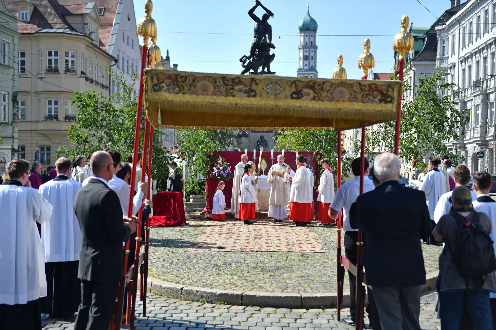 Fronleichnam in Augsburg | Mit Blumen, Musik und Glauben auf die Straßen