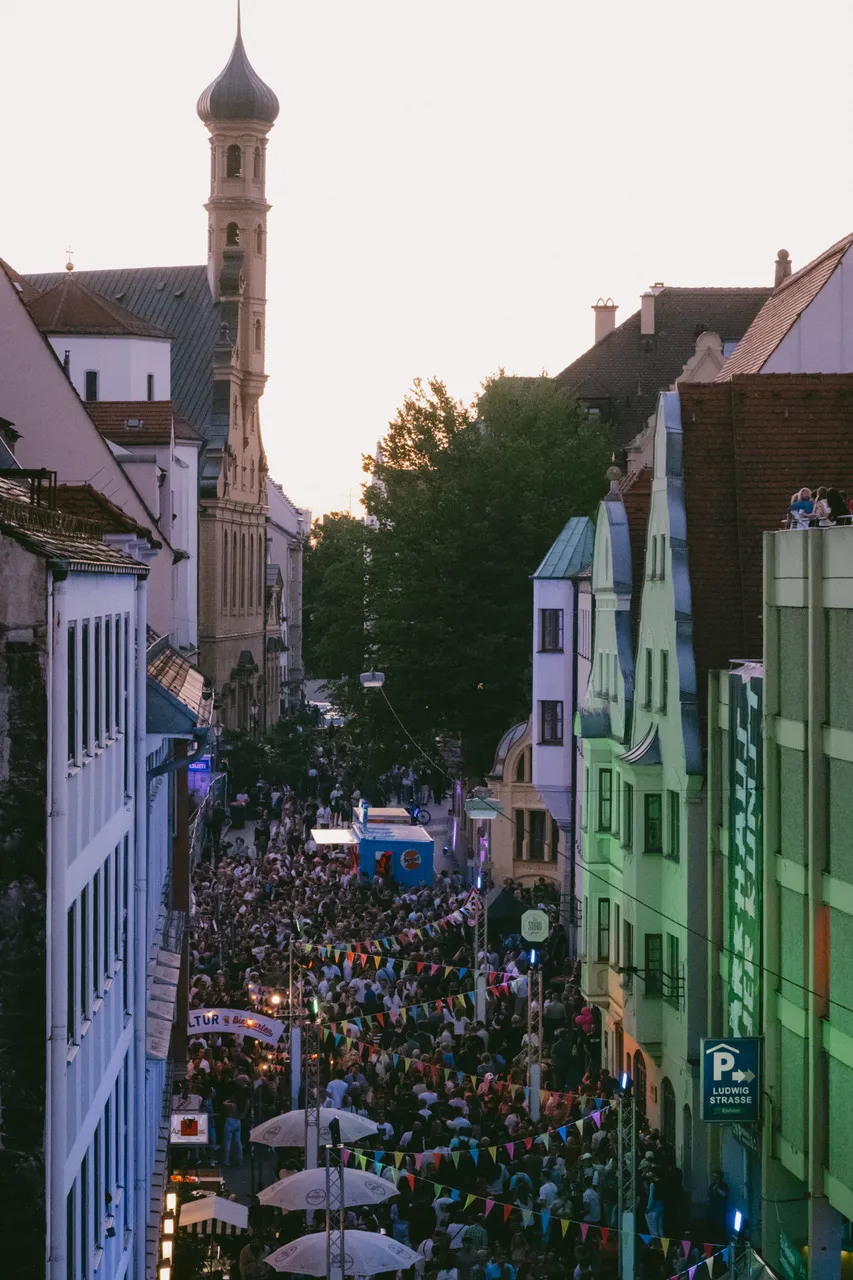 25.000 Gäste feiern friedlich im Herzen der Stadt | Theaterviertelfest setzt starkes Zeichen für Augsburgs Zukunft