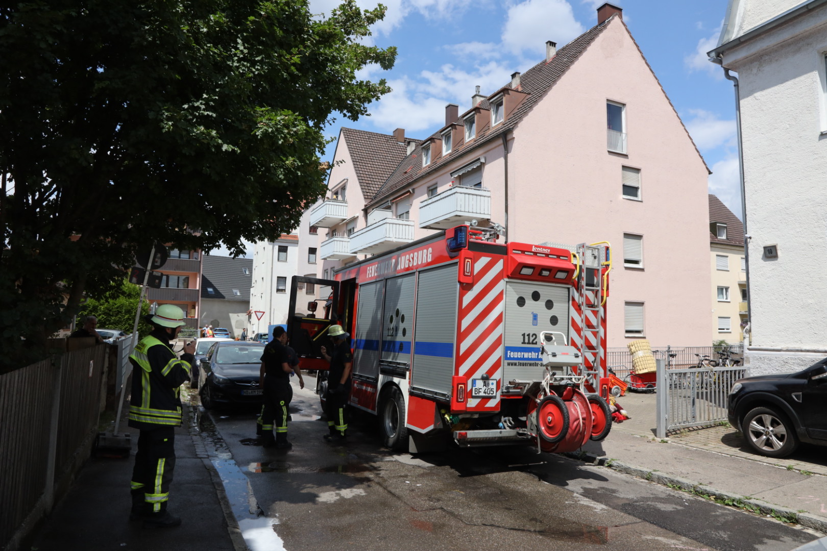 Augsburg | Zimmerbrand in der Dußmannstraße: Feuerwehr im Einsatz