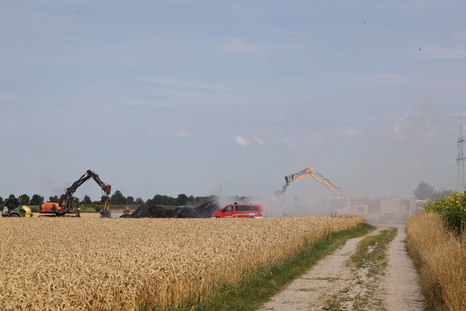Großbrand in Bobingen: Heuballen in Brand – Feuerwehr kämpfte stundenlang gegen die Flammen
