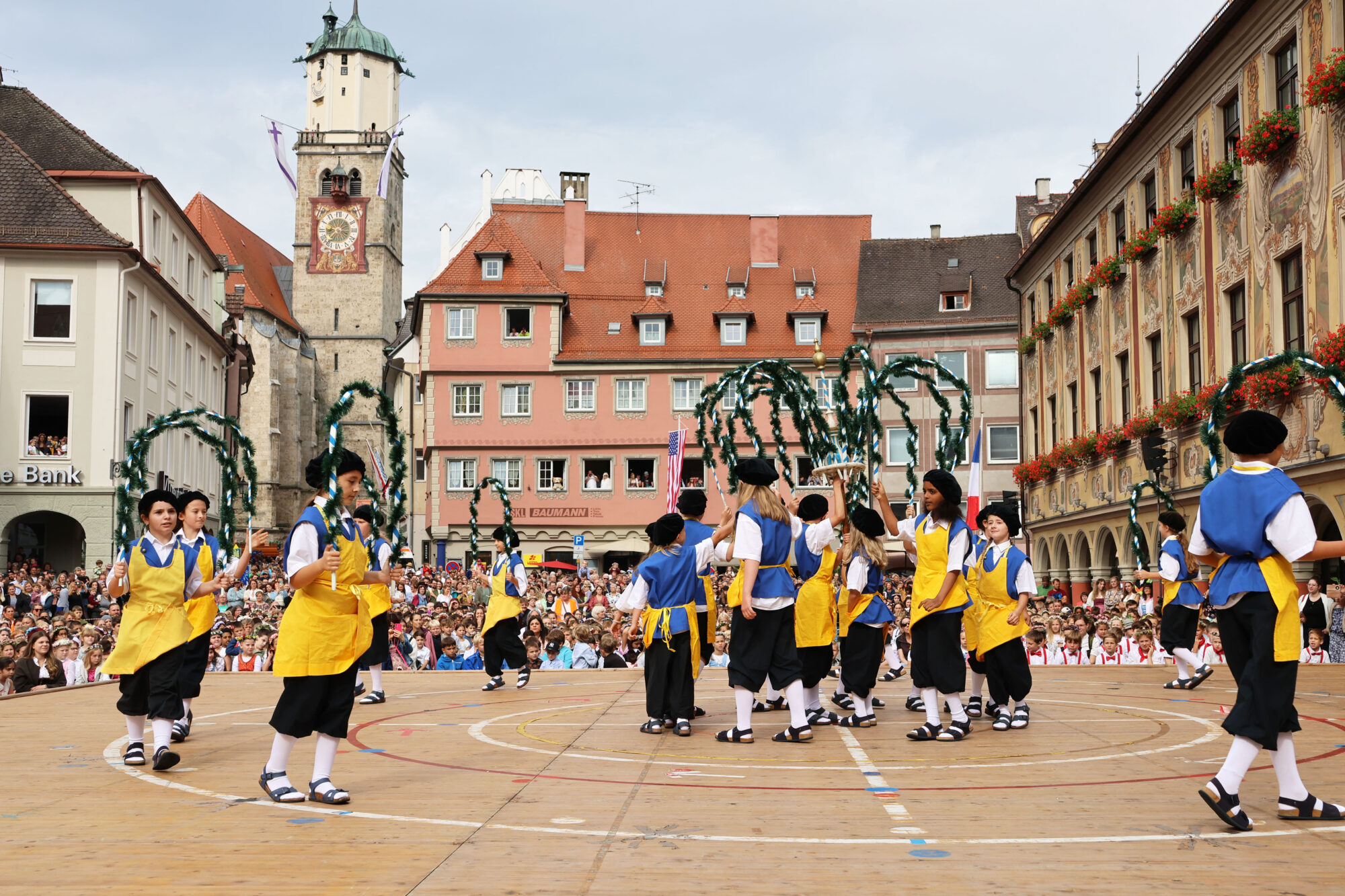 Memminger Kinderfest trotzt dem Wetter: Farbenfroher Umzug und bewegende Feierstunde auf dem Marktplatz