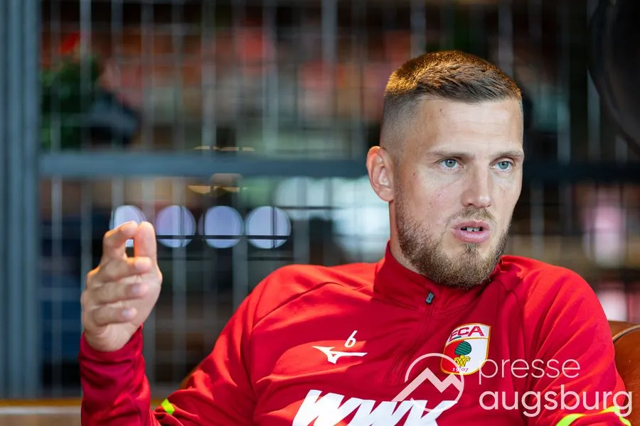 FC Augsburg verlängert Vertrag mit Jeffrey Gouweleeuw