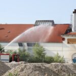 Großbrand in ehemaliger Industriehalle in Augsburg-Göggingen – Feuerwehr im Großeinsatz