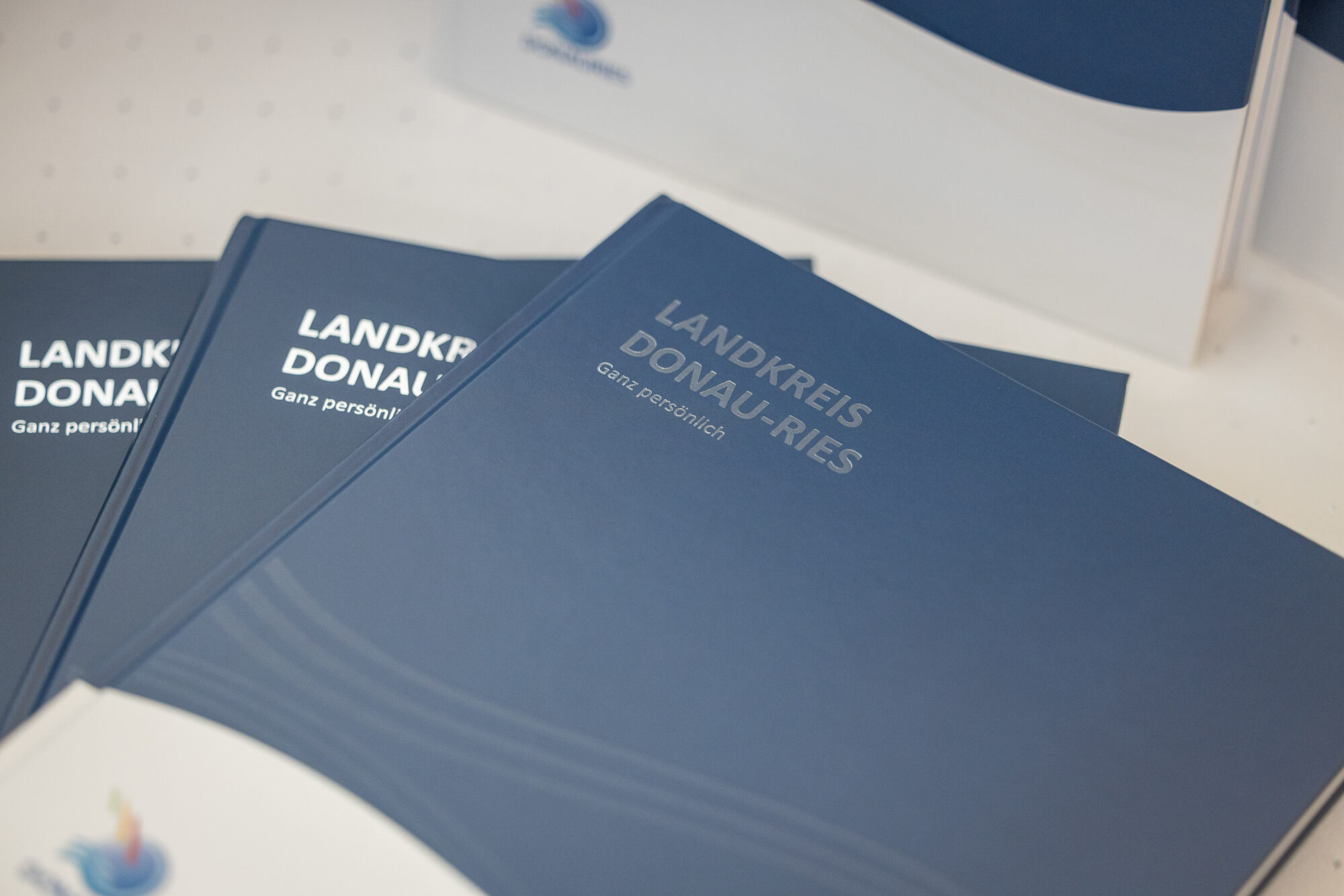 Neues Landkreisbuch feierlich vorgestellt – Persönliche Einblicke in den Landkreis Donau-Ries