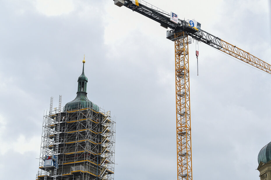 Historischer Moment in Augsburg: Sanierung des Perlachturms startet – Turmzwiebel soll am Freitag abgehoben werden