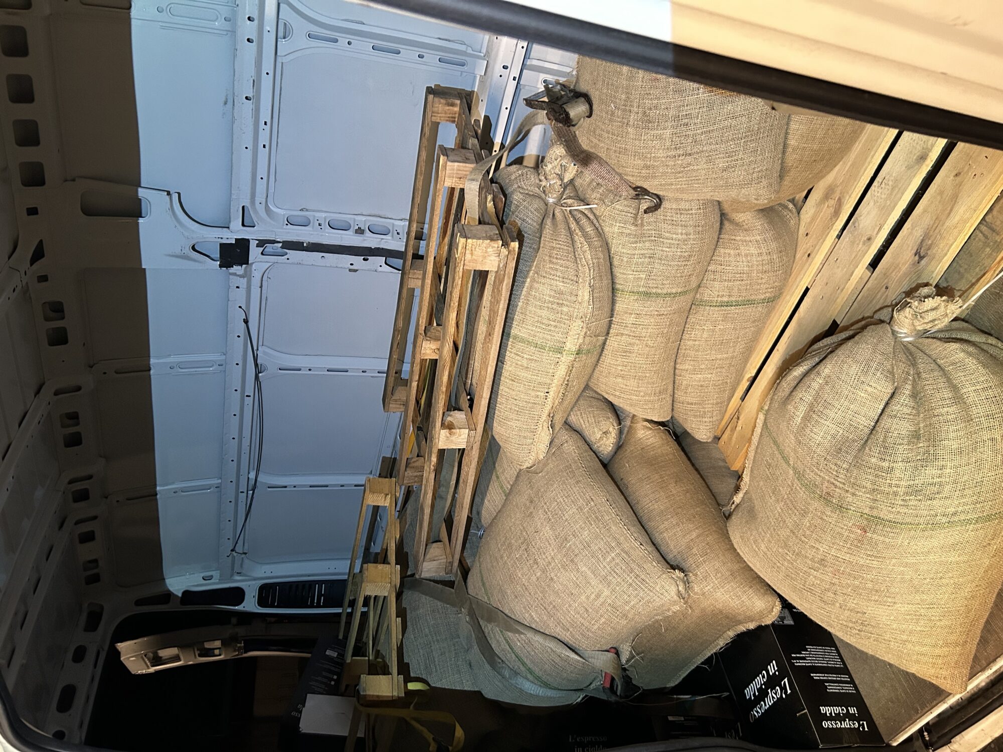 Zoll stellt über eine Tonne Kaffee auf der A7 bei Füssen sicher