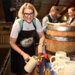 Drei Schläge im zweiten Anlauf | OB Weber eröffnet den Augsburger Plärrer mit dem Festbier-Anstich