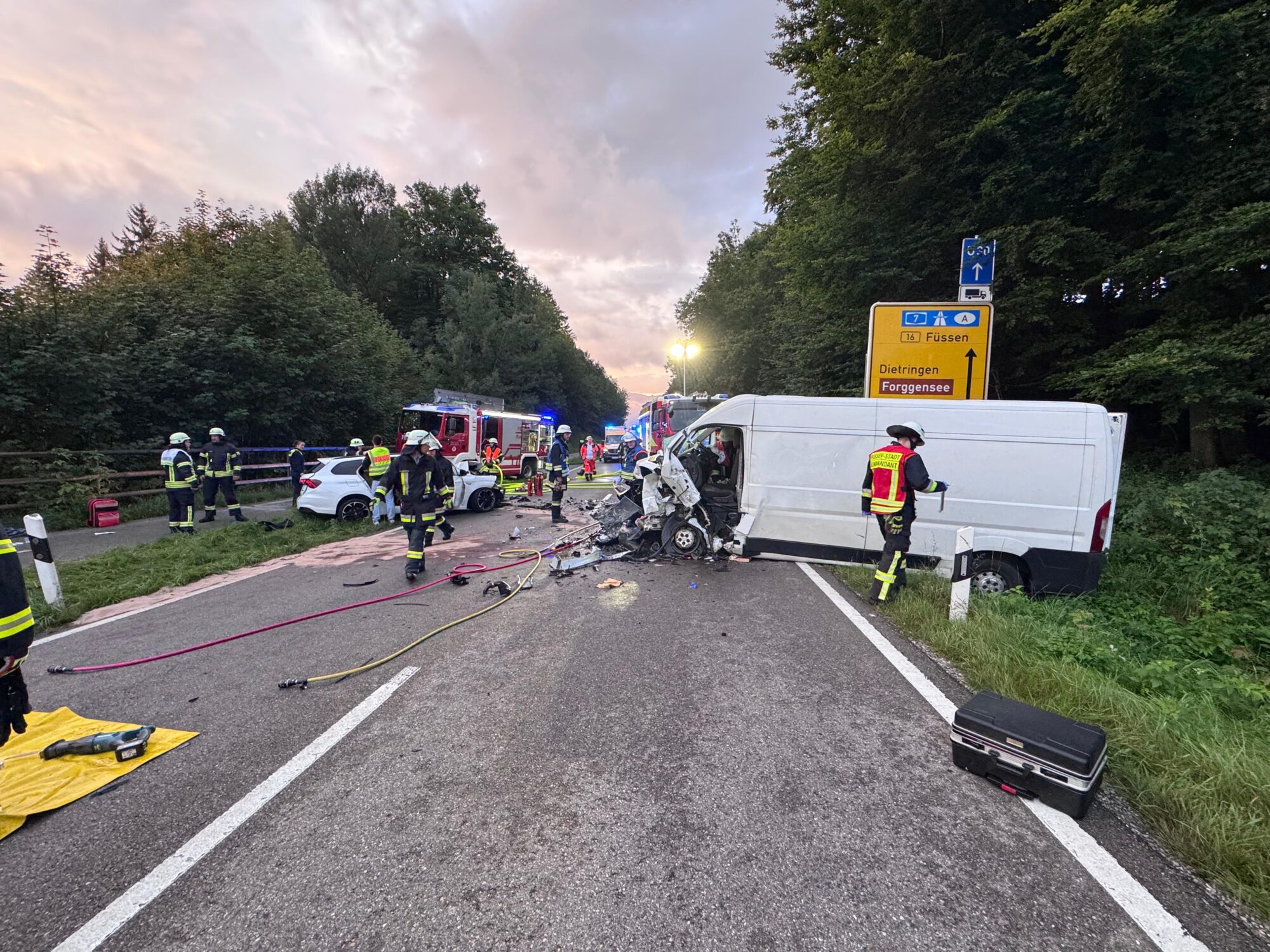 Unfall auf der B16 bei Roßhaupten – Vater schwebt in Lebensgefahr, Kinder verletzt
