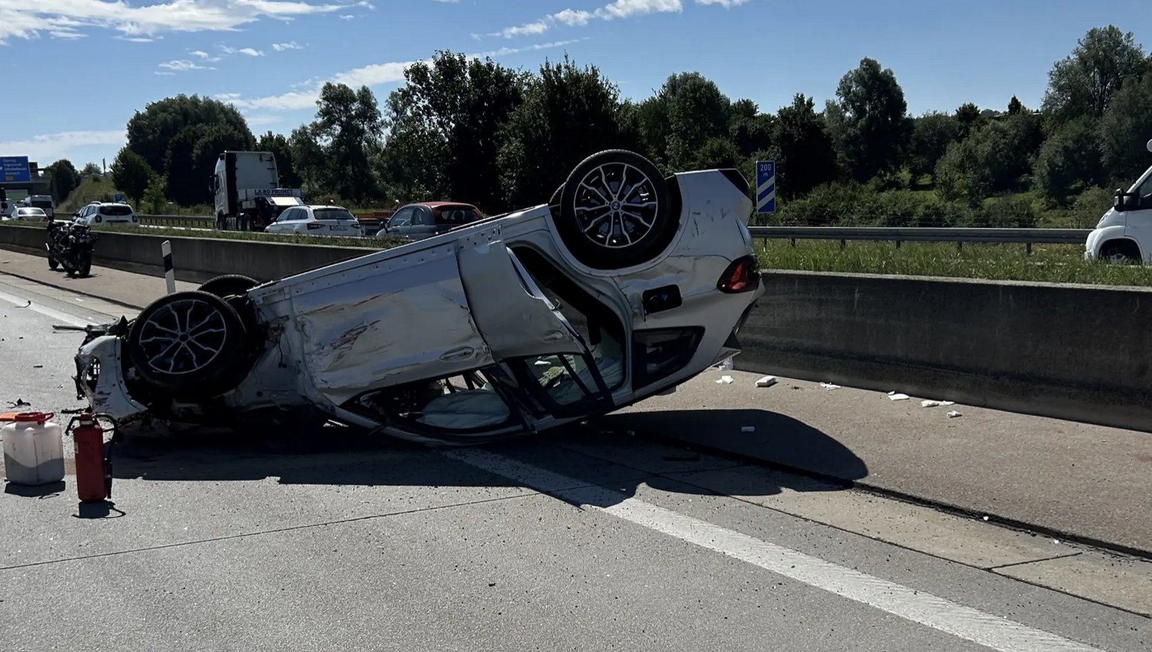 Schwerer Verkehrsunfall auf der A8 bei Dasing
