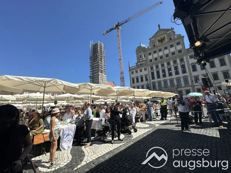 Galerie | Augsburg feiert das Hohe Friedensfest mit der Friedenstafel auf dem Rathausplatz