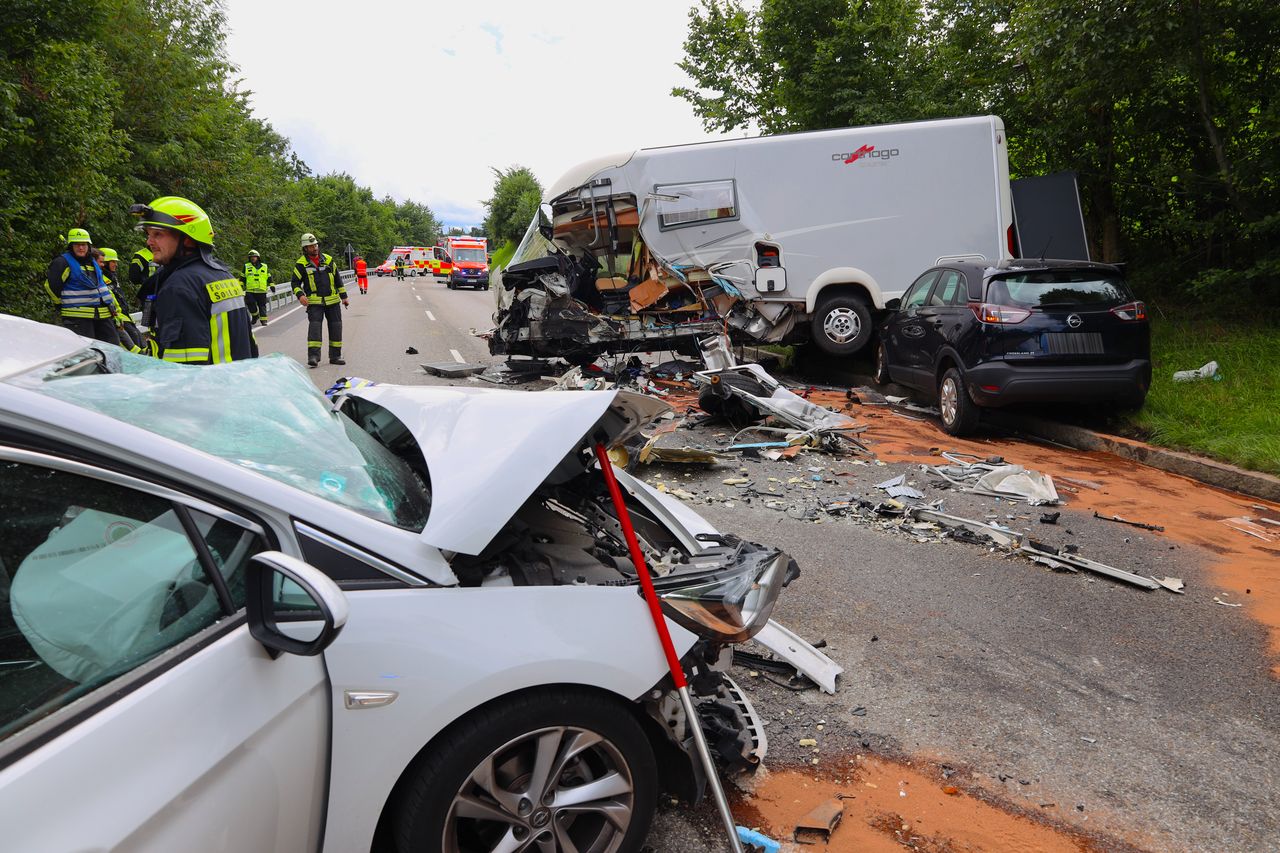 Sonthofen/Fischen: Schwerer Unfall auf der B19 – Wohnmobil zerstört, mehrere Verletzte