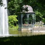 38-jährige Frau tanzt nackt im Wittelsbacher Park: Polizei ermittelt wegen Erregung öffentlichen Ärgernisses