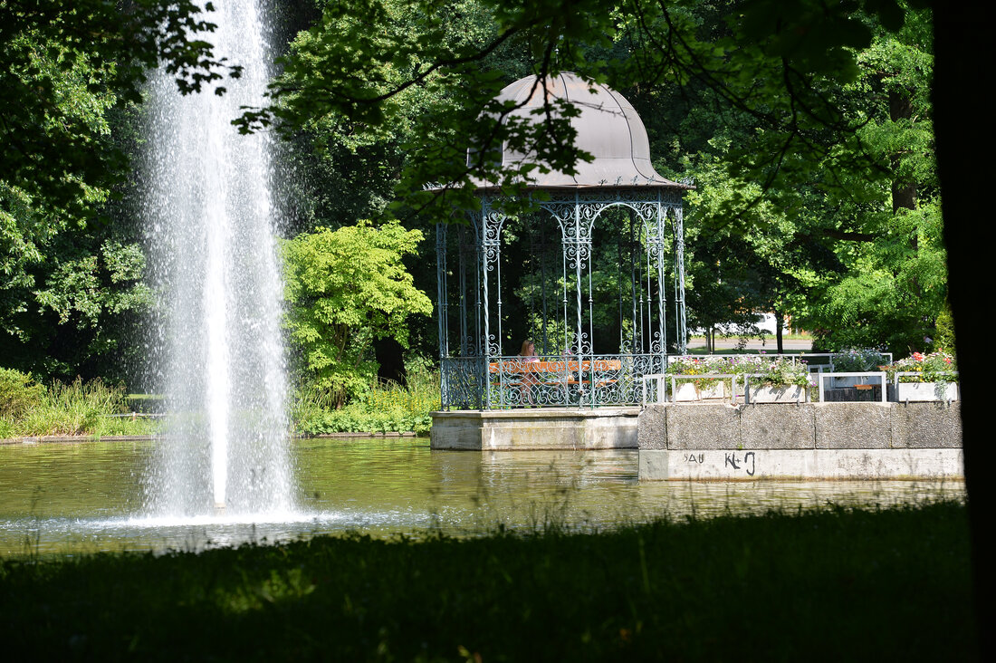38-jährige Frau tanzt nackt im Wittelsbacher Park: Polizei ermittelt wegen Erregung öffentlichen Ärgernisses