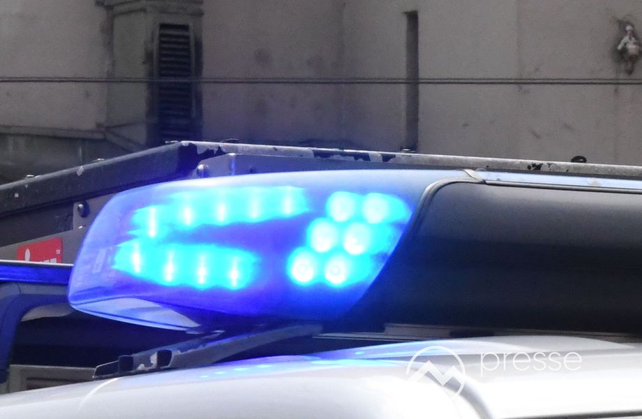 Zwei Leichtverletzte nach Kollision mit drei Pkw in Neusäß