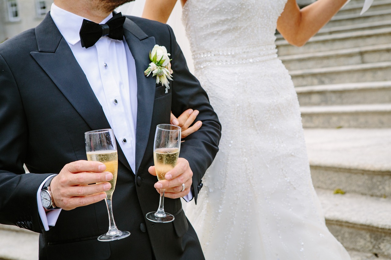 Hochzeitsanzüge kaufen:  Anprobe im Geschäft oder Try-at-Home-Service?