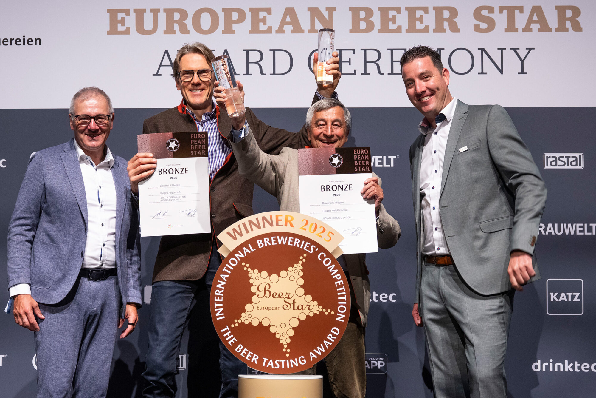 Augsburger Bier unter den besten Alkoholfreien Europas! Die Riegele Brauer freuen sich über zwei European Beer Stars