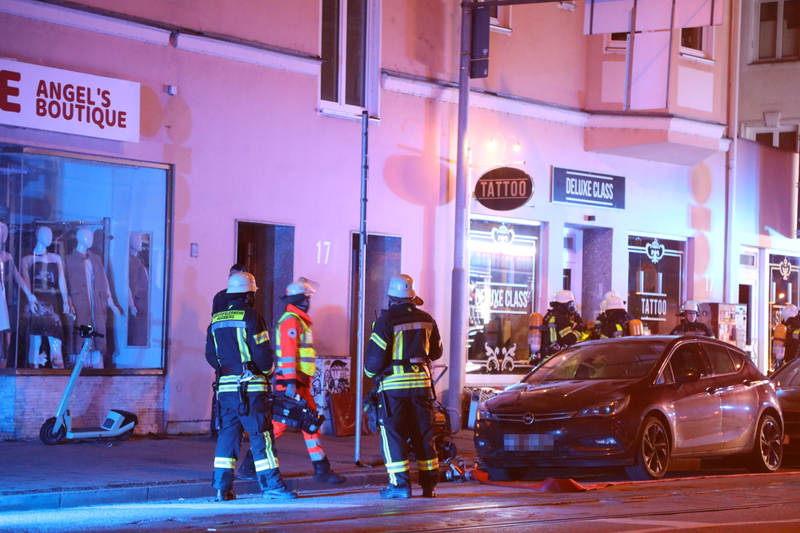 Feuerwehreinsatz in Mehrparteienhaus in Augsburg-Pfersee – Tramverkehr zeitweise unterbrochen