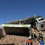 Hohenwart | Lastwagen kippt beim Abladen auf Baustelle um – Fahrer verletzt sich bei Sprung aus Kabine