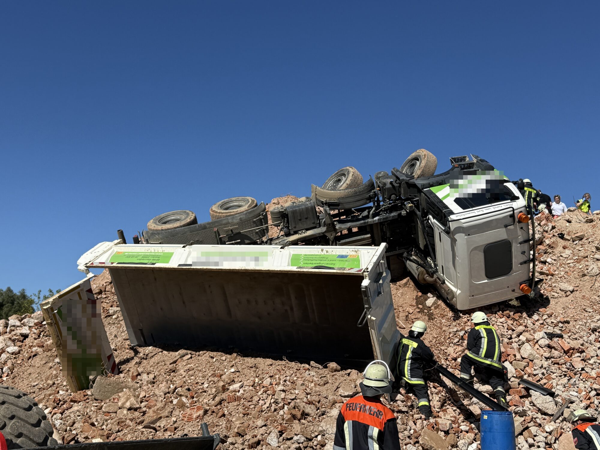 Hohenwart | Lastwagen kippt beim Abladen auf Baustelle um – Fahrer verletzt sich bei Sprung aus Kabine