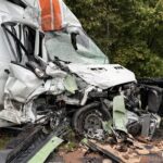 B300 bei Peutenhausen |  Kleintransporter-Fahrer überlebt Horror-Crash mit Sattelzug