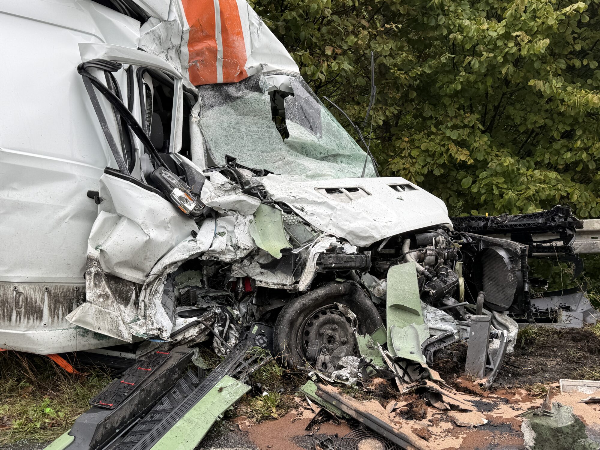 B300 bei Peutenhausen |  Kleintransporter-Fahrer überlebt Horror-Crash mit Sattelzug
