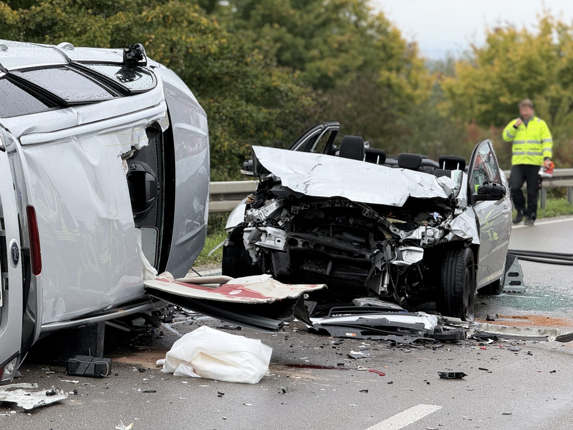 Schwerer Unfall auf der B16 bei Donauwörth: Ein Toter, drei Verletzte