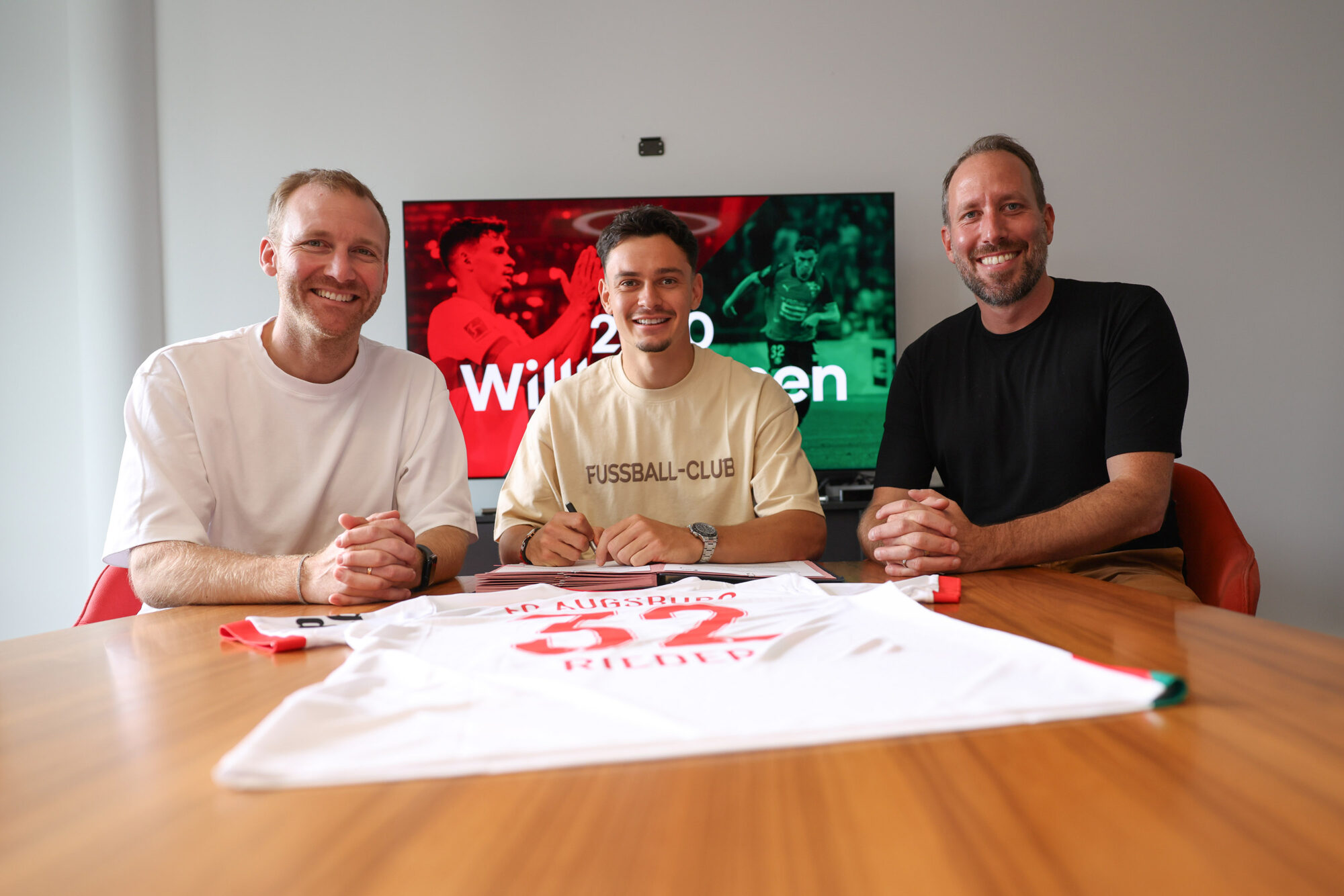 Offiziell: FC Augsburg verpflichtet Schweizer Nationalspieler Fabian Rieder