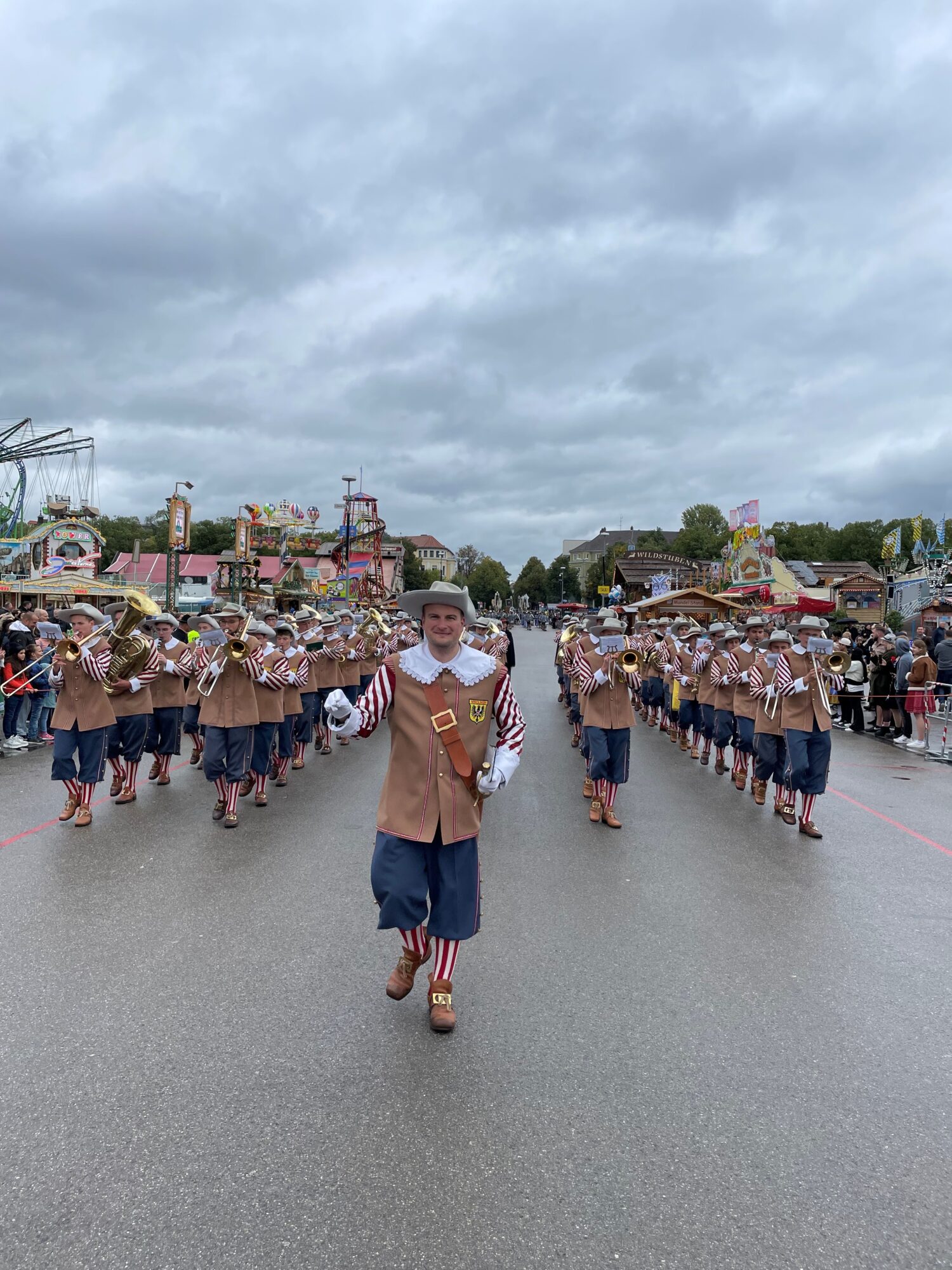 Knabenkapelle Nördlingen führt erneut den Trachten- und Schützenzug beim Oktoberfest 2025 an