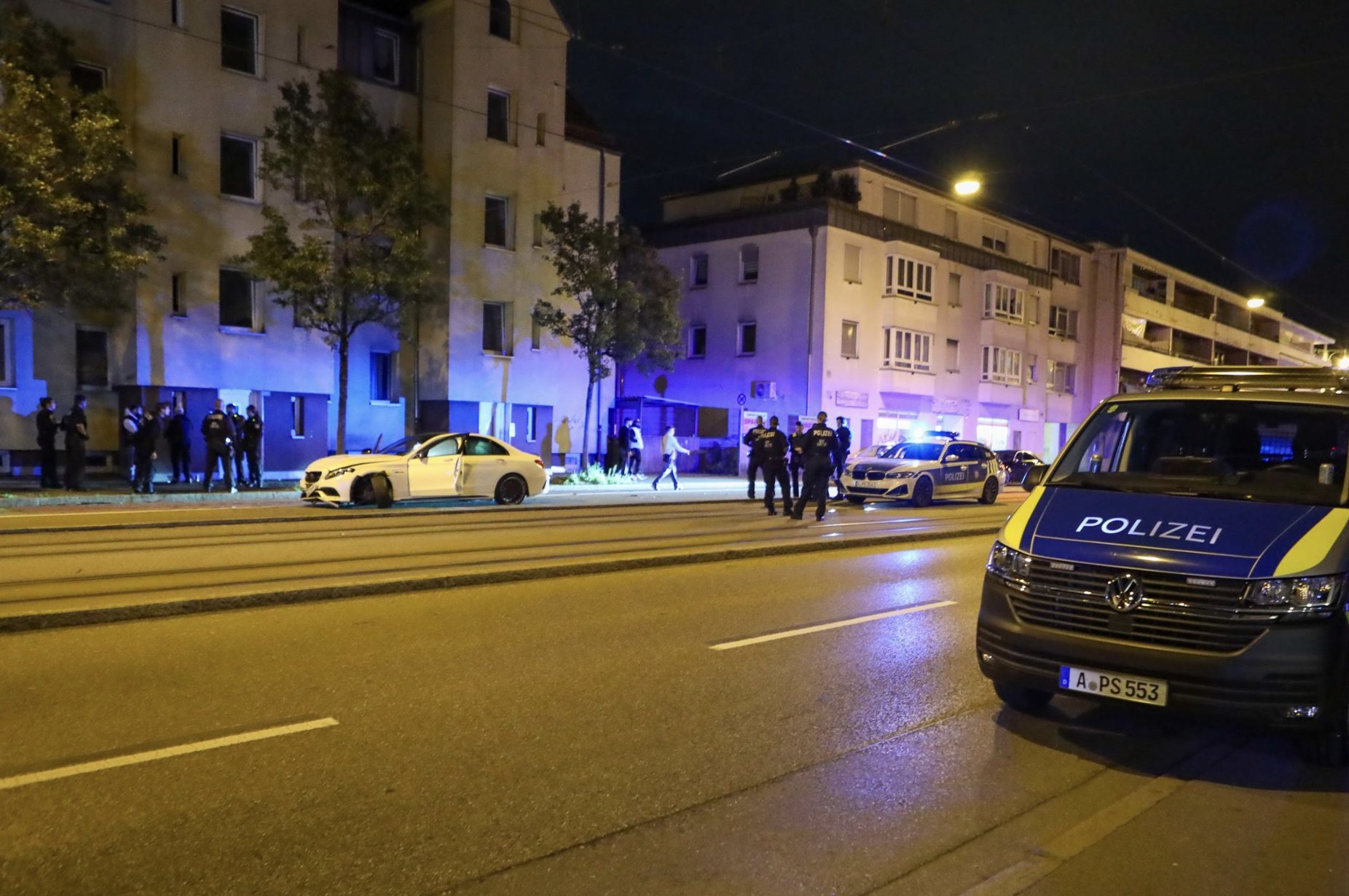 Auffahrunfall in Augsburg: Zwei Leichtverletzte und 35.000 Euro Sachschaden auf der Donauwörther Straße