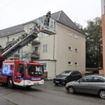 Balkonbrand in Augsburg-Pfersee: Zwei Leichtverletzte – Feuerwehr verhindert Schlimmeres
